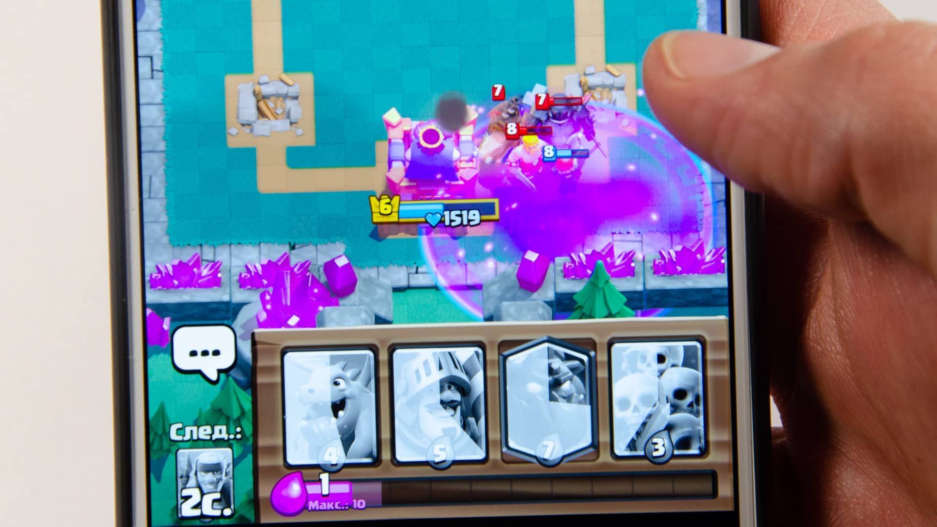 pantalla de movil de alguien en mitad de una guerra de clanes del juego clash royale