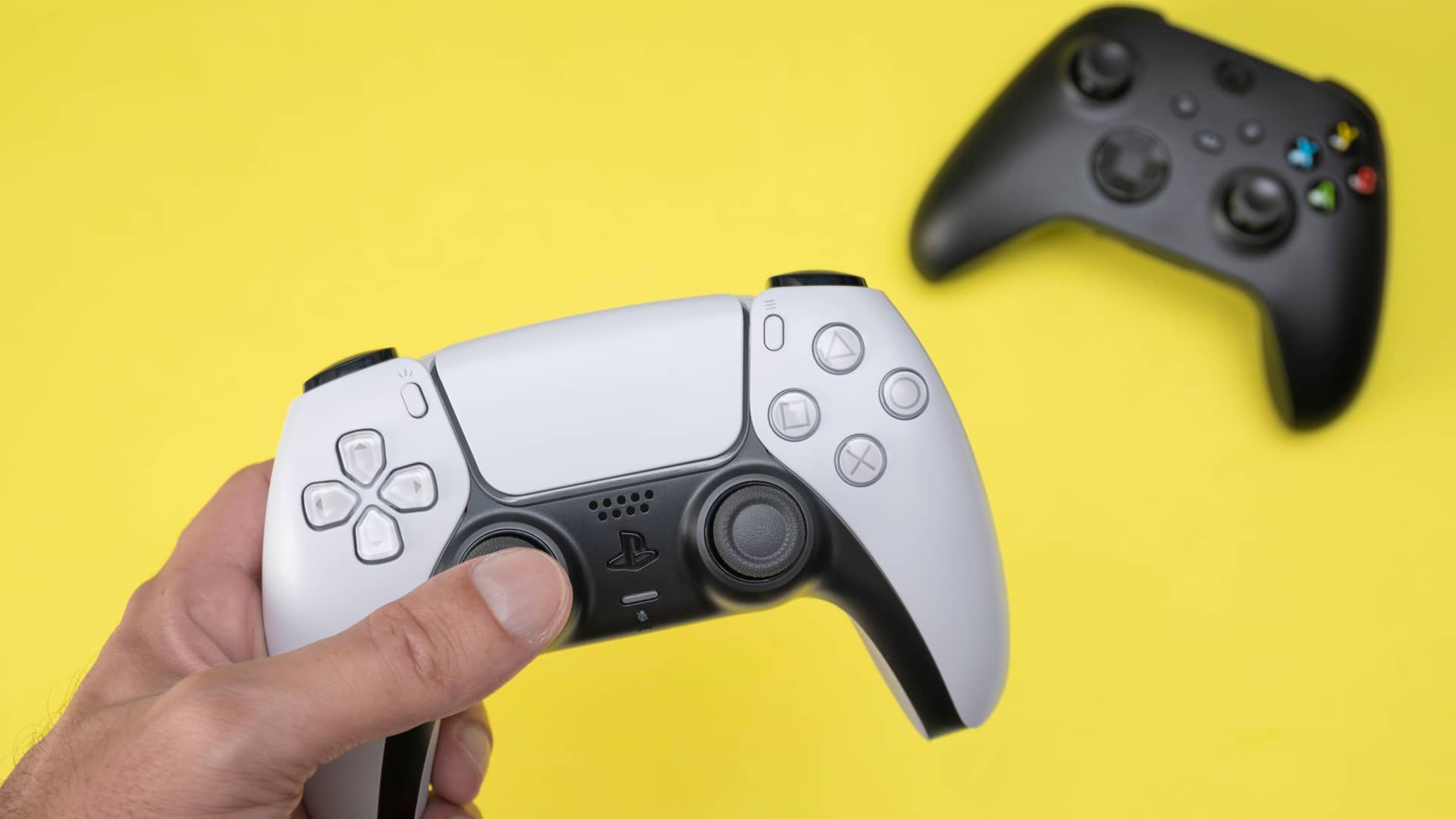 mando de la ps5 haciendo una comparativa de vs con el mando de la xbox series x mando de la ps5 haciendo una comparativa de vs con el mando de la xbox series x