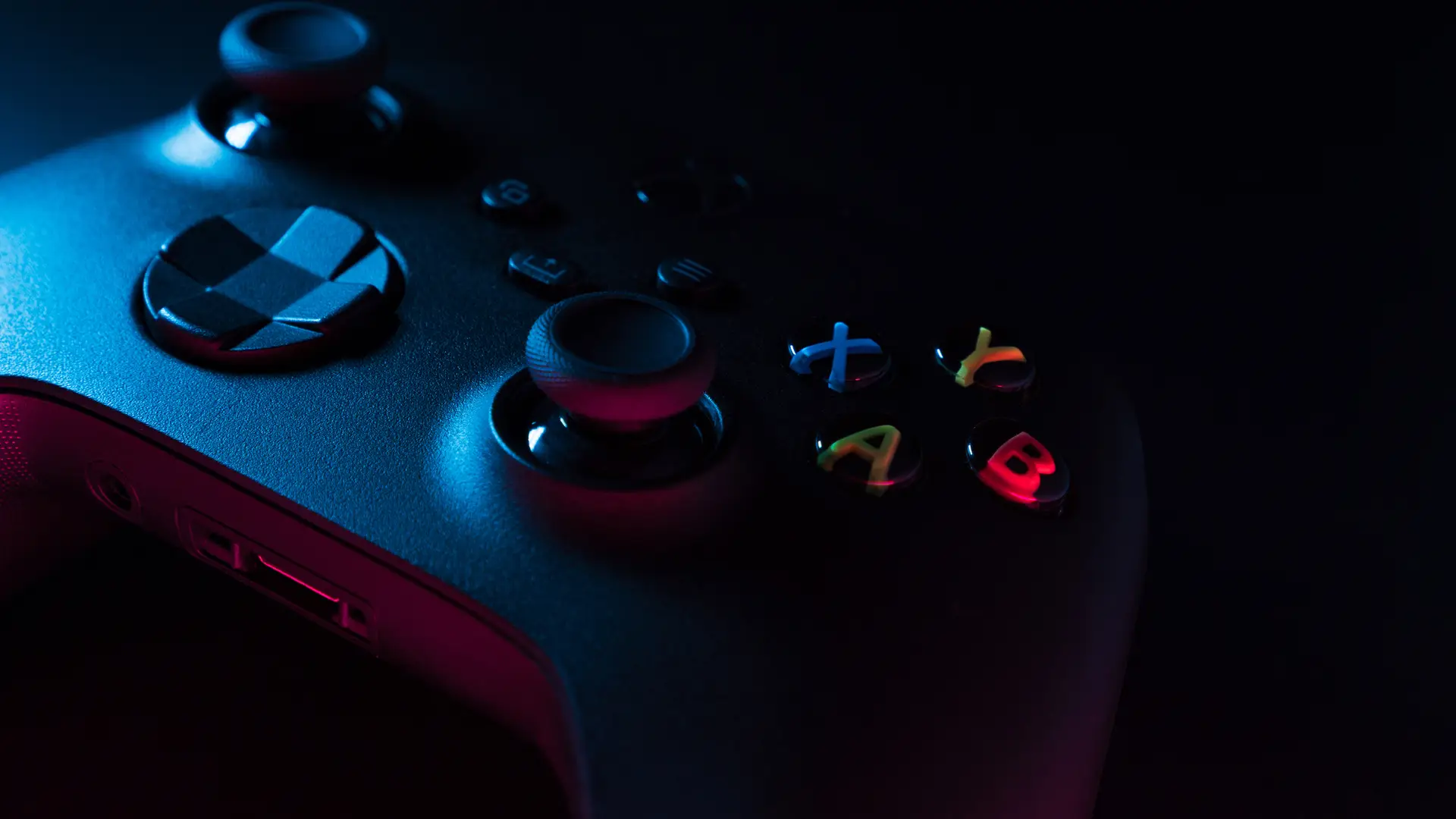 Vista en detalle de un mando de la Xbox para representar los mandos con los que poder jugar con el Game Pass