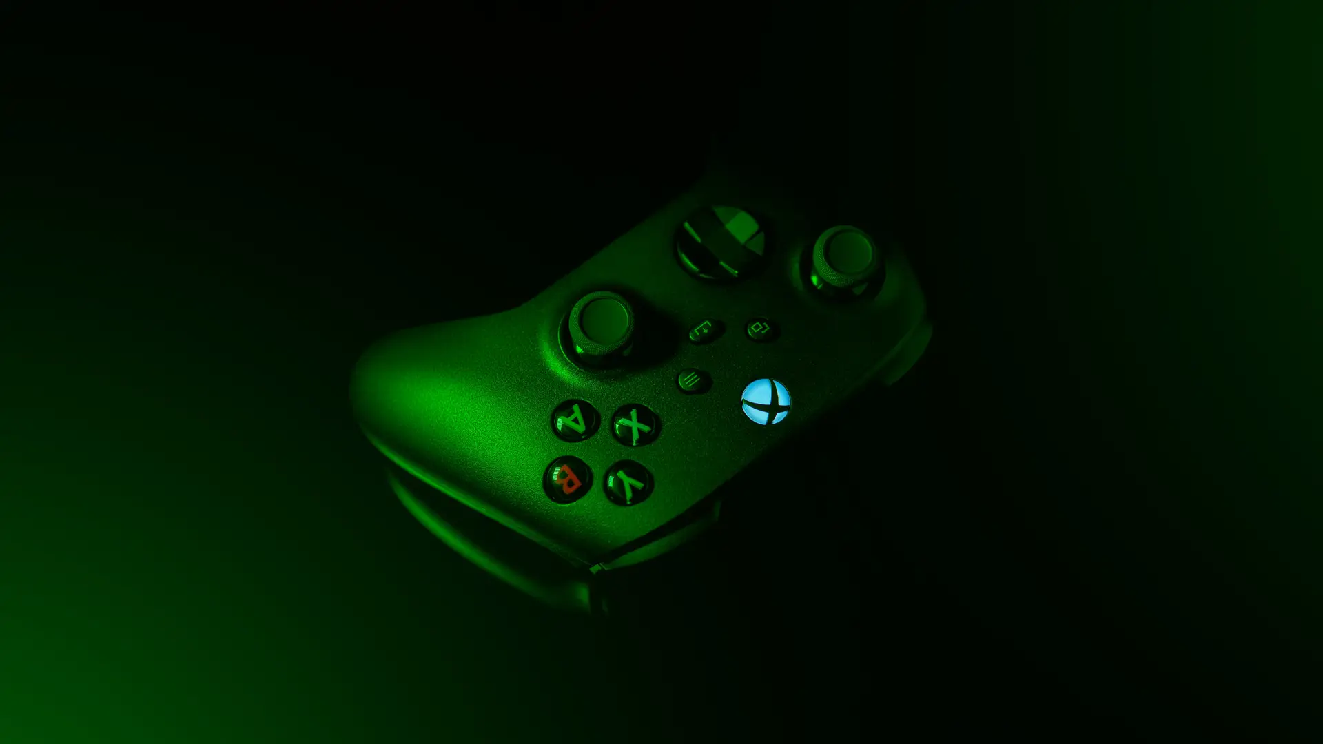 Un mando de la Xbox con una luz verde apagada para representar que no se puede jugar el Game Pass sin internet Un mando de la Xbox con una luz verde apagada para representar que no se puede jugar el Game Pass sin internet