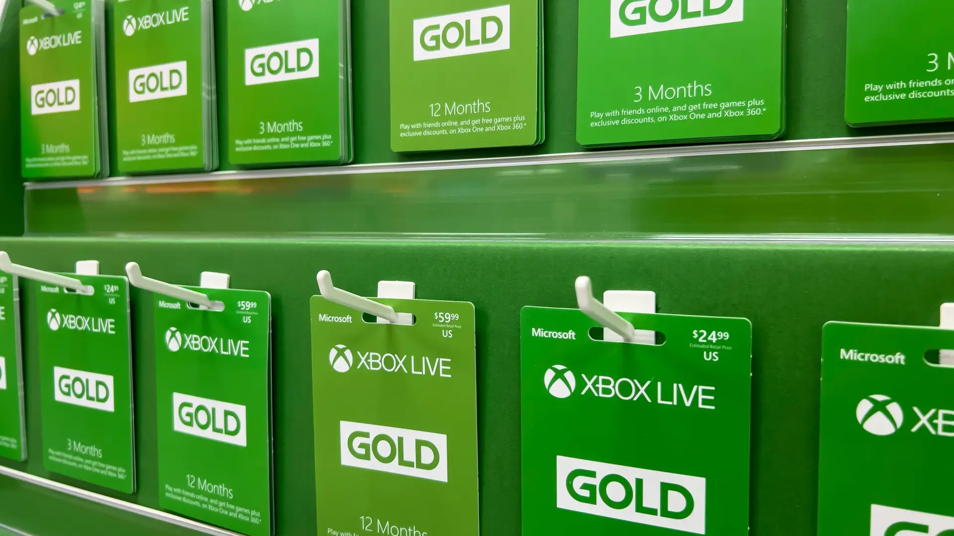 Stand de una tienda con muchas tarjetas de Xbox Live Gold para representarl vs con el Game Pass
